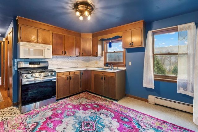 555 Northwest Hill Road, Pownal, VT 05261