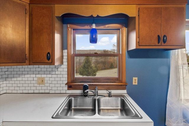 555 Northwest Hill Road, Pownal, VT 05261