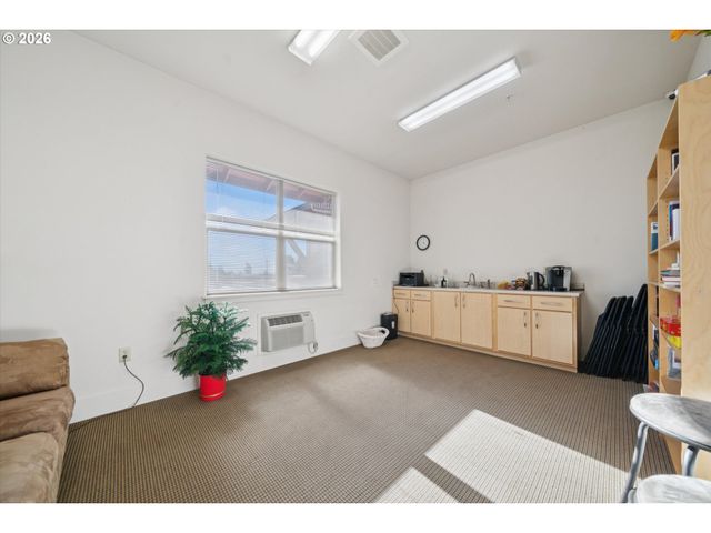 400 Ne 100TH Ave 406, Portland, OR 97220