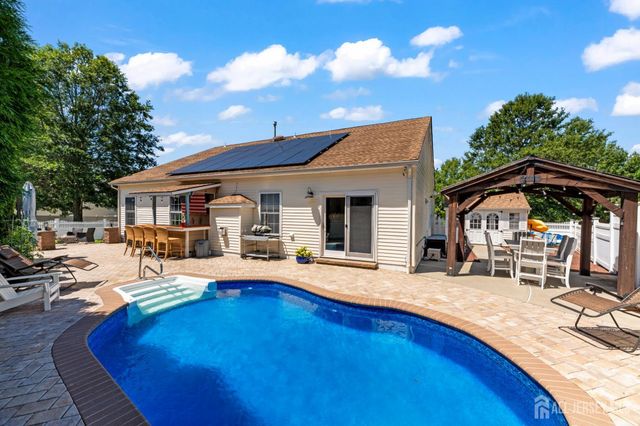 27 Pacific Avenue, Bayville, NJ 08721