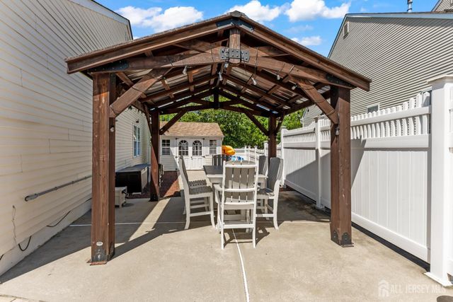 27 Pacific Avenue, Bayville, NJ 08721
