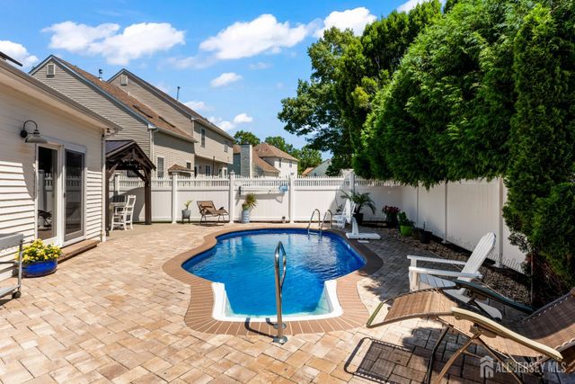 27 Pacific Avenue, Bayville, NJ 08721