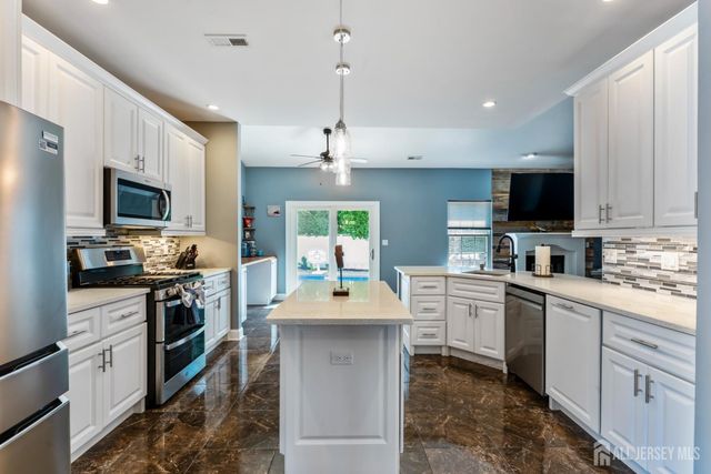 27 Pacific Avenue, Bayville, NJ 08721