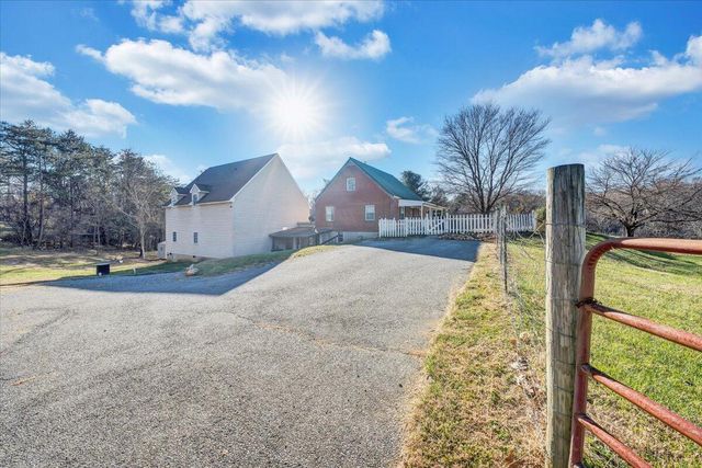 777 Mountain Pass RD, Blue Ridge, VA 24064