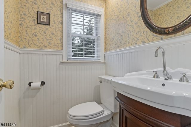 735 Castleman Dr, Westfield Town, NJ 07090