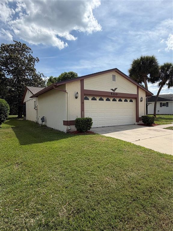 Image 2 of property listing at 5120 LAZY LAKE CIRCLE, Orlando, FL 32821