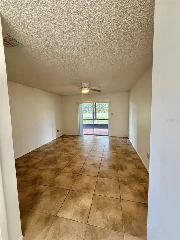 Image 15 of property listing at 5120 LAZY LAKE CIRCLE, Orlando, FL 32821