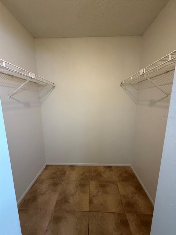 Image 16 of property listing at 5120 LAZY LAKE CIRCLE, Orlando, FL 32821