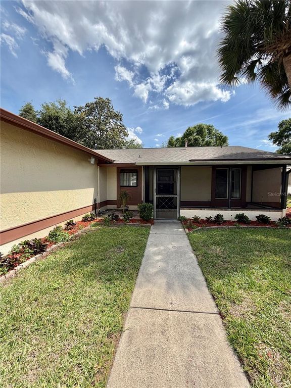 Image 3 of property listing at 5120 LAZY LAKE CIRCLE, Orlando, FL 32821