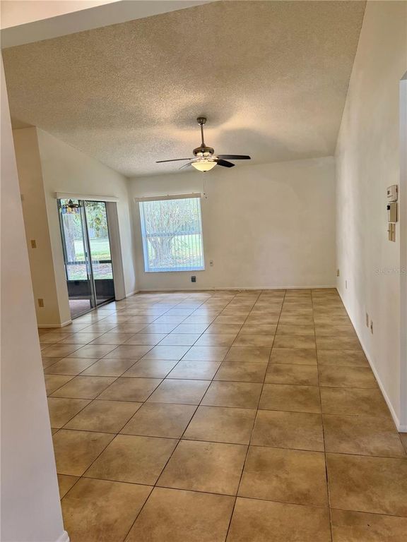 Image 7 of property listing at 5120 LAZY LAKE CIRCLE, Orlando, FL 32821