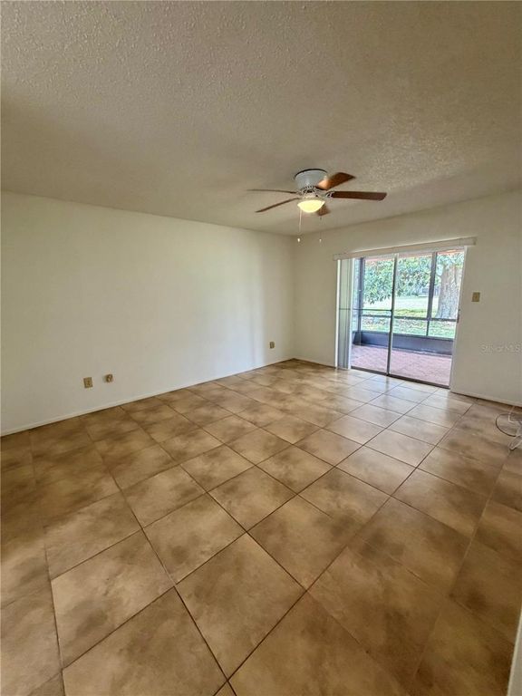 Image 9 of property listing at 5120 LAZY LAKE CIRCLE, Orlando, FL 32821