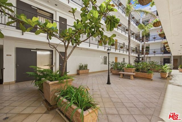1878 Greenfield Avenue 304, Los Angeles, CA 90025