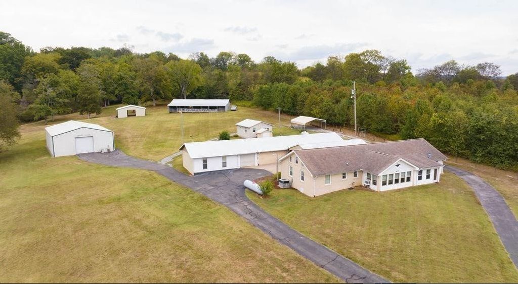 807 Upper Station Camp Crk Rd, Cottontown, TN 37048