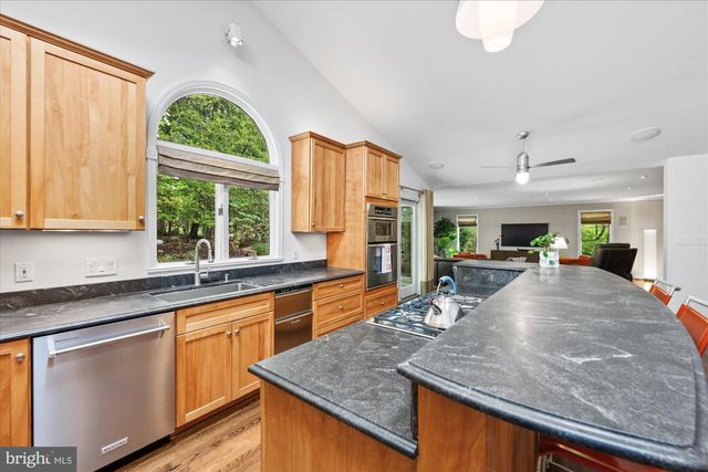 7908 FOXHOUND RD, Mclean, VA 22102