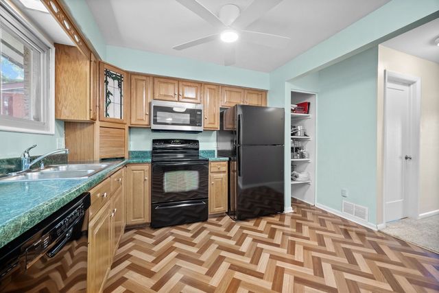 2673 BINGHAM DRIVE, Upper St Clair, PA 15241