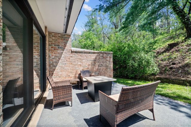 2673 BINGHAM DRIVE, Upper St Clair, PA 15241
