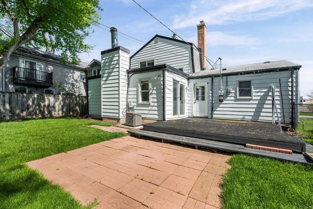 627 E Davis Street, Arlington Heights, IL 60005