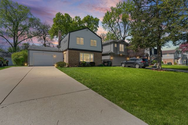 627 E Davis Street, Arlington Heights, IL 60005