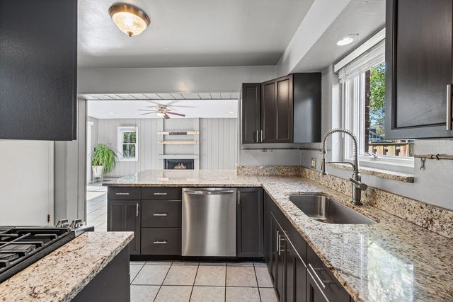 627 E Davis Street, Arlington Heights, IL 60005