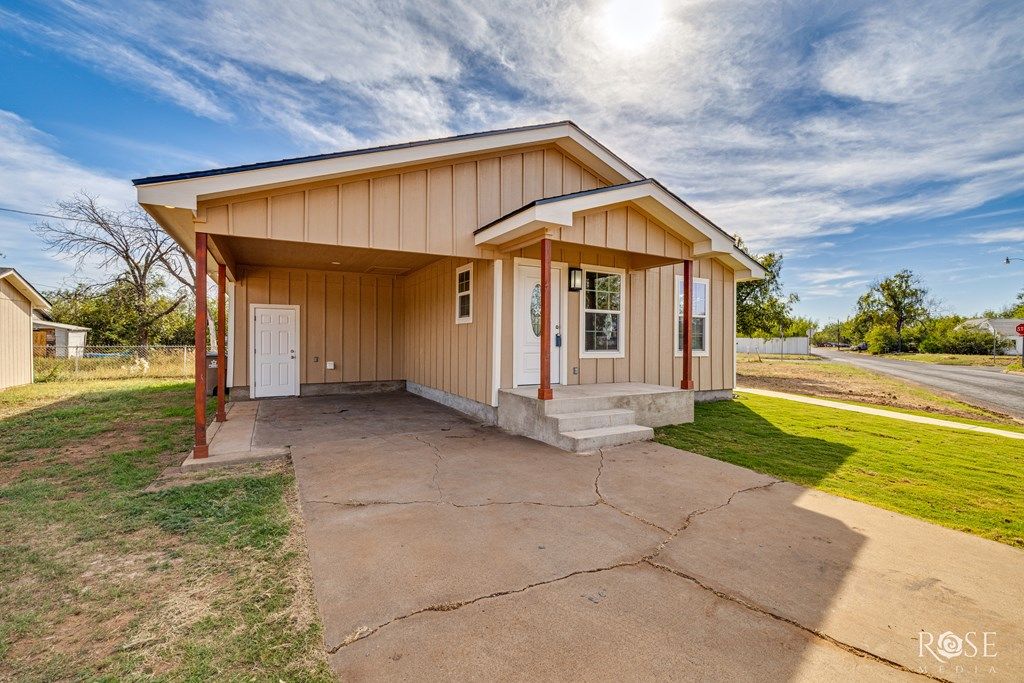 Image 22 of property listing at 304 E 22nd St, San Angelo, TX 76903