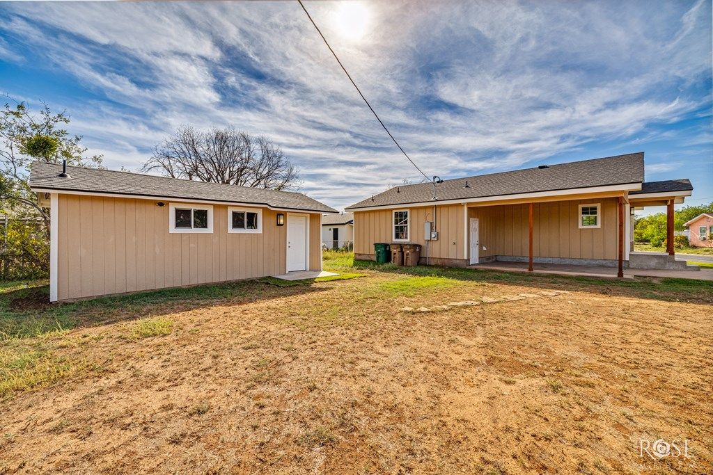 Image 23 of property listing at 304 E 22nd St, San Angelo, TX 76903