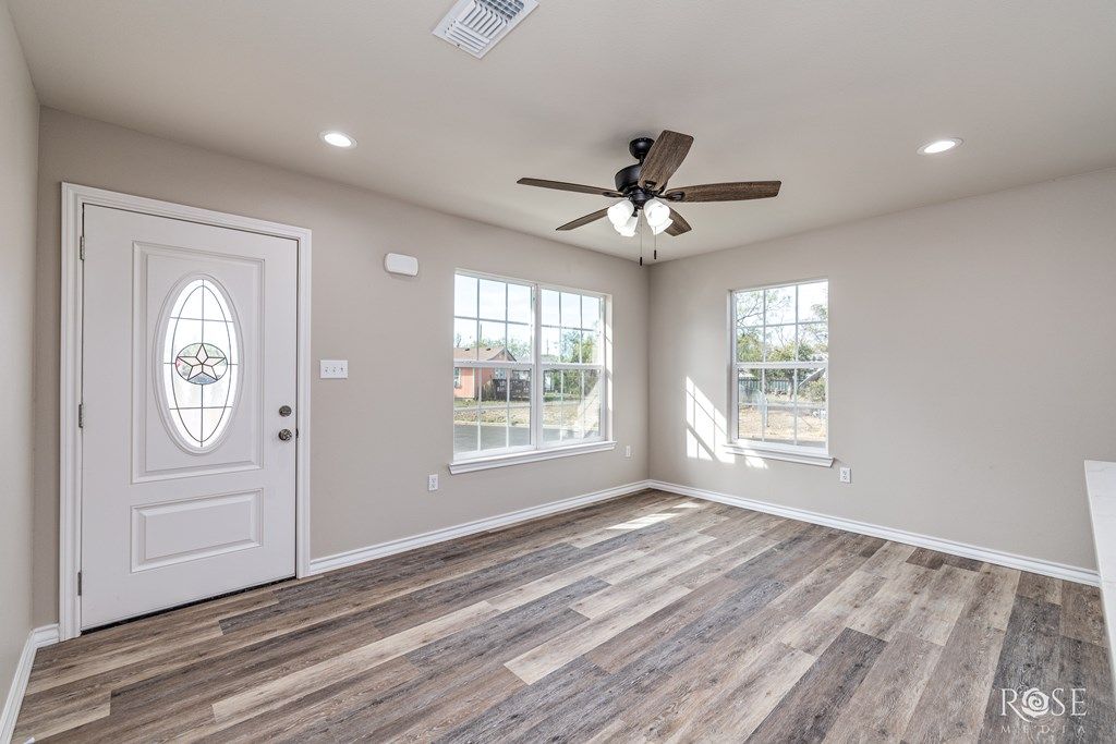 Image 5 of property listing at 304 E 22nd St, San Angelo, TX 76903