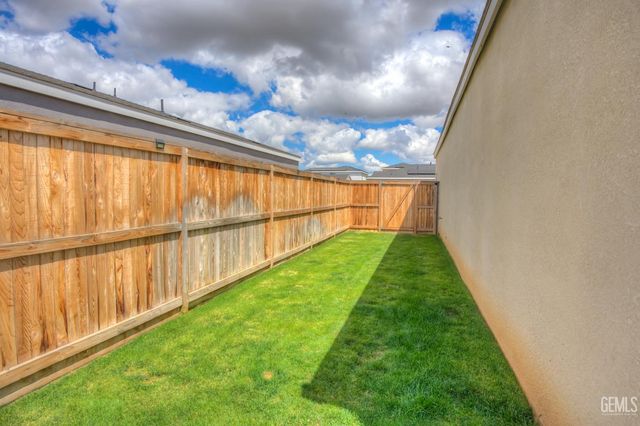 9611 Clear Ridge Way, Shafter, CA 93263