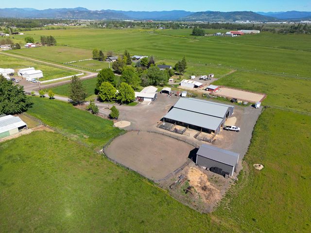 5900 Peace Lane, Central Point, OR 97502