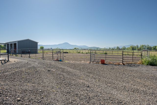 5900 Peace Lane, Central Point, OR 97502