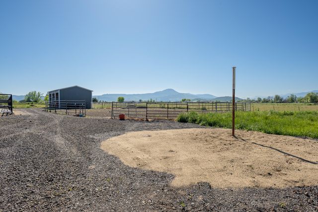 5900 Peace Lane, Central Point, OR 97502
