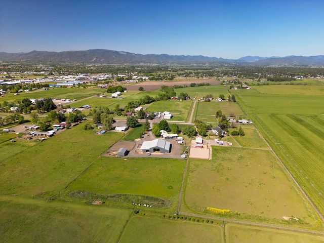 5900 Peace Lane, Central Point, OR 97502