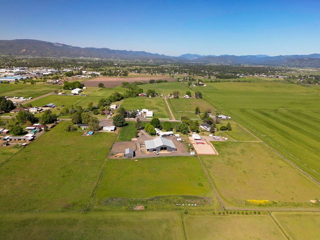 5900 Peace Lane, Central Point, OR 97502