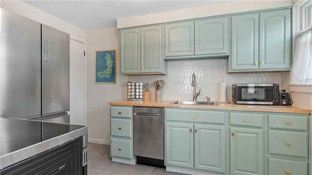 5 Shangri La Lane, Middletown, RI 02842