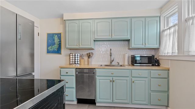 5 Shangri La Lane, Middletown, RI 02842