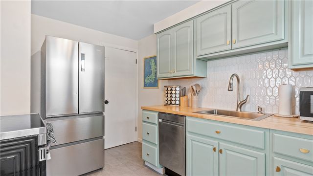 5 Shangri La Lane, Middletown, RI 02842