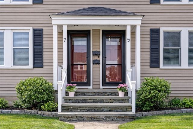 5 Shangri La Lane, Middletown, RI 02842