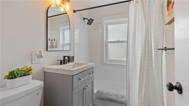 5 Shangri La Lane, Middletown, RI 02842