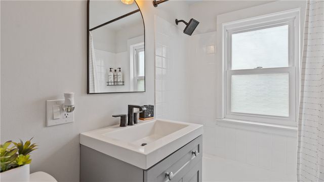 5 Shangri La Lane, Middletown, RI 02842