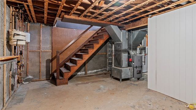 5 Shangri La Lane, Middletown, RI 02842