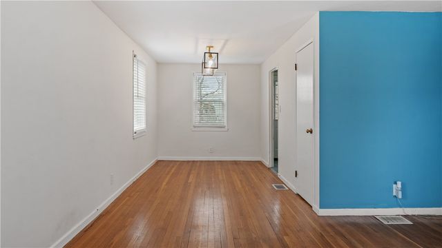 5 Shangri La Lane, Middletown, RI 02842