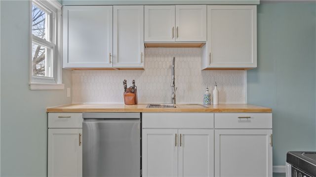 5 Shangri La Lane, Middletown, RI 02842