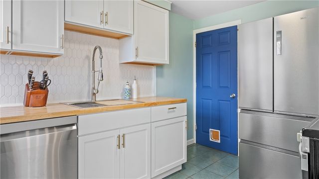 5 Shangri La Lane, Middletown, RI 02842