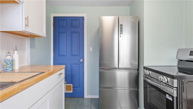 5 Shangri La Lane, Middletown, RI 02842