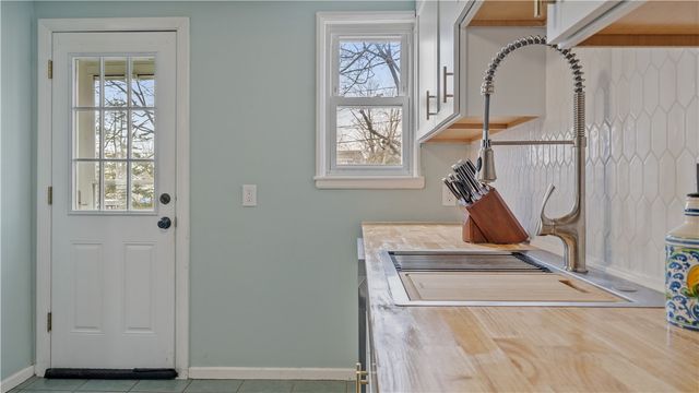 5 Shangri La Lane, Middletown, RI 02842