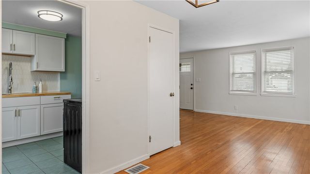 5 Shangri La Lane, Middletown, RI 02842