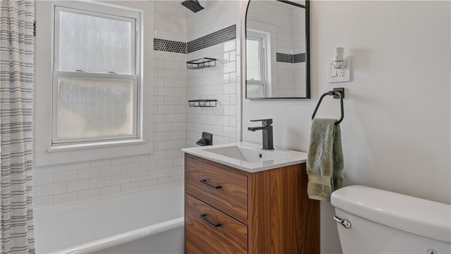 5 Shangri La Lane, Middletown, RI 02842