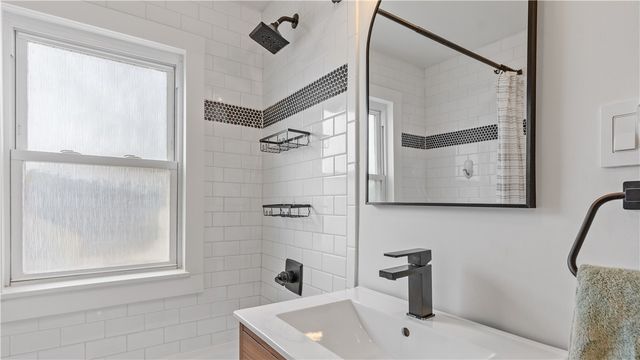 5 Shangri La Lane, Middletown, RI 02842