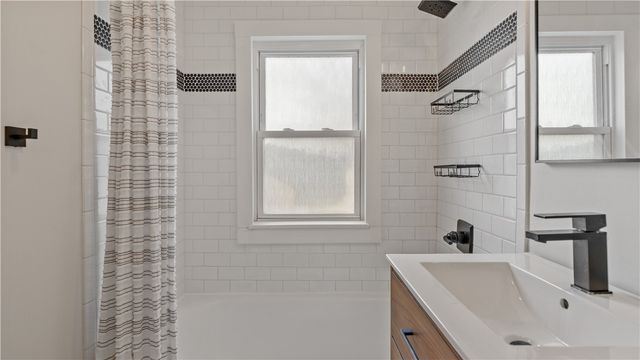 5 Shangri La Lane, Middletown, RI 02842