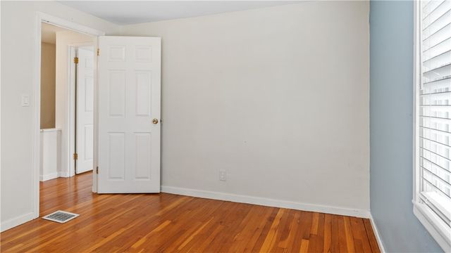 5 Shangri La Lane, Middletown, RI 02842