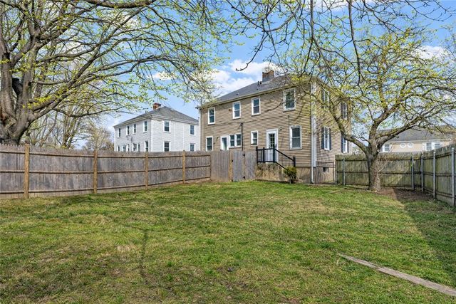 5 Shangri La Lane, Middletown, RI 02842